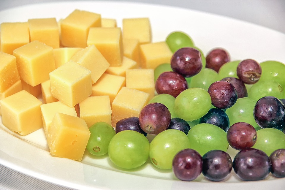 Gouda and grapes